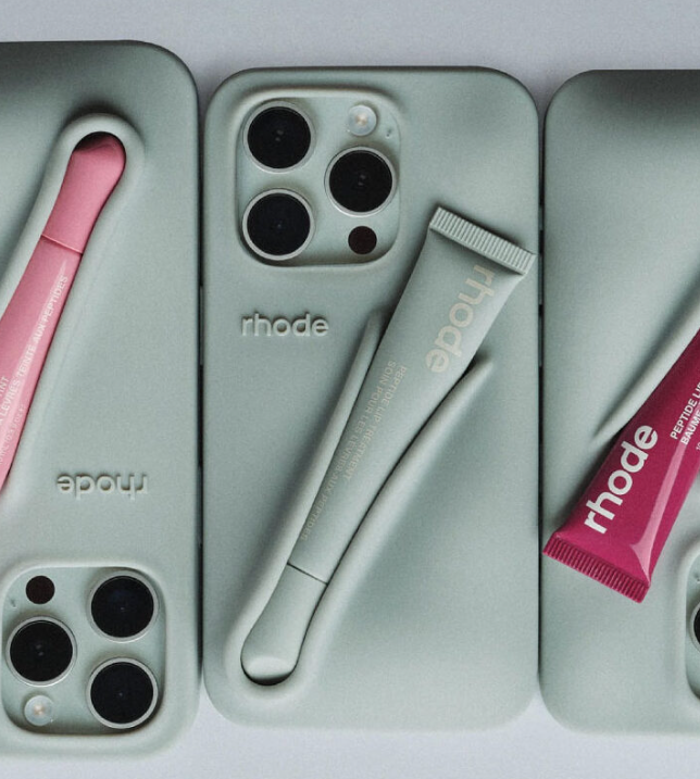 로드 스킨(Rhode Skin)의 혁신! 

휴대폰 케이스와 립밤의 만남 헤일리 비버의 스킨케어 브랜드 로드(Rhode) 가 새로운 아이디어를 선보였습니다. 바로 휴대폰 케이스와 립 제품을 결합한 1-800-Rhode 케이스인데요, 

이 제품은 단순한 휴대폰 케이스를 넘어서는 창의성과 실용성을 겸비했습니다.


혁신적인 디자인

로드의 이 케이스는 튜브 형태의 립 제품을 휴대폰 뒷면에 쏙 끼워 넣을 수 있는 디자인으로, 사용자가 언제 어디서나 립 제품을 손쉽게 사용할 수 있도록 해줍니다. 실리콘 재질로 제작되어 부드러우면서도 튼튼한 그립감을 제공하며, 아이폰 14, 15 프로, 프로 맥스 모델과 호환됩니다
​
